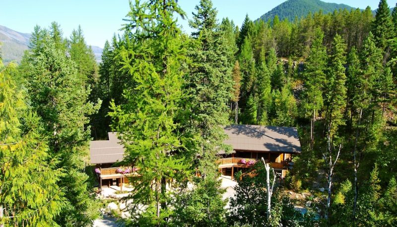 Otel açık alanı - Glacier Guides Lodge