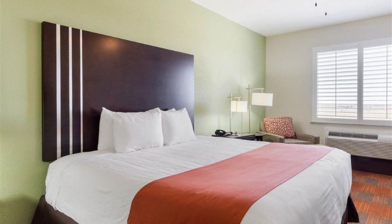 Camera - Quality Inn & Suites Victoria East