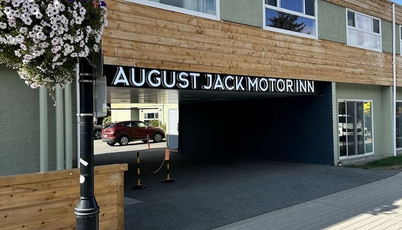 Bilgi - August Jack Motor Inn