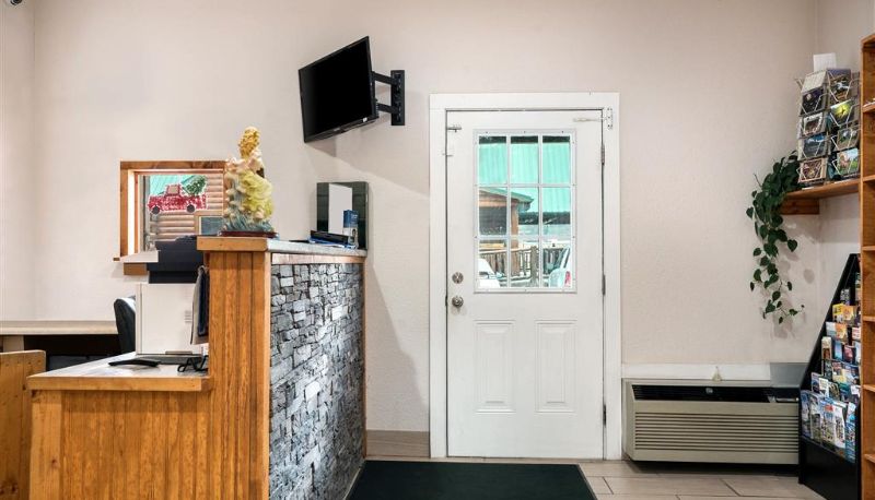 Hall - Rodeway Inn Harlan