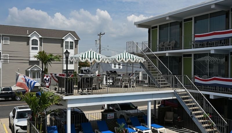 Otel açık alanı - Grecian Gardens Motel