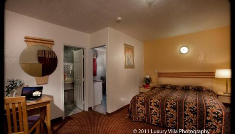 Room - The Palace Inn