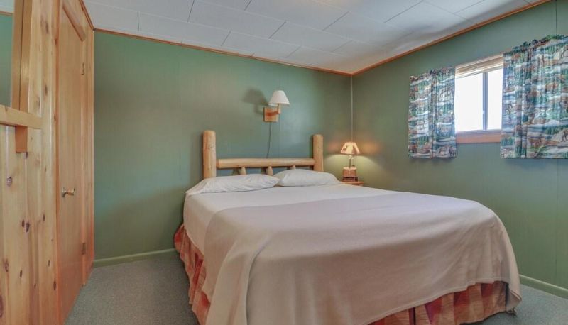 Standard room - Foothills Lodge and Cabins
