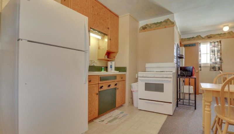 Standard room - Foothills Lodge and Cabins