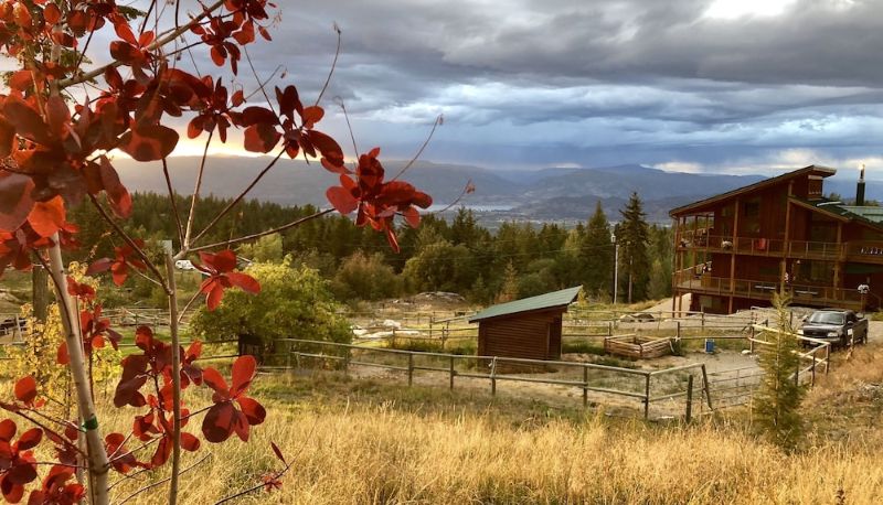 Información - Myra Canyon Lodge + Ranch