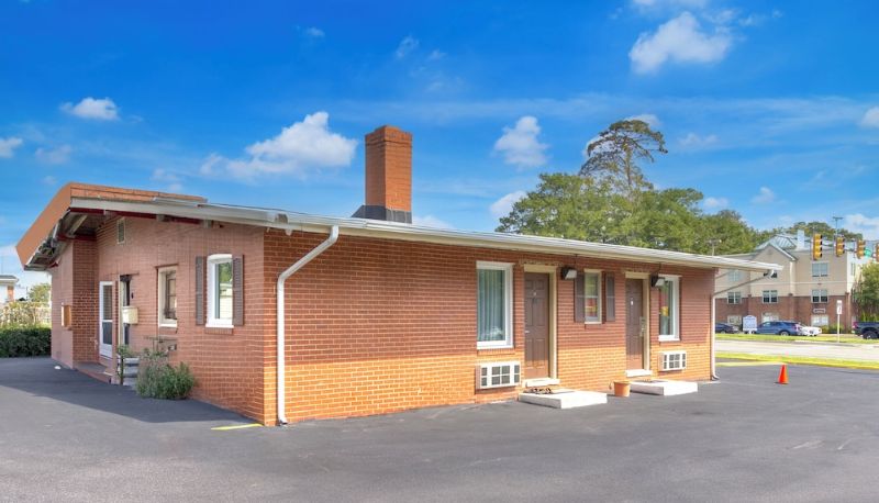 Zewnętrzna część hotelu - OYO Palm Leaf Motel