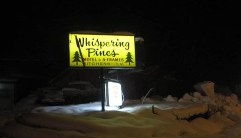 Otel açık alanı - Whispering Pines