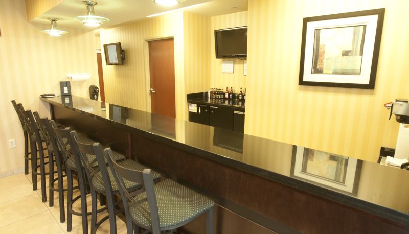 Bar - Cobblestone Inn & Suites - Langdon