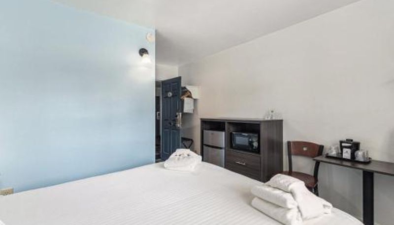 Info - Snyders Shoreline Inn