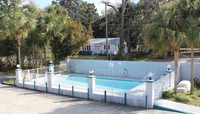 Piscina - Travelers Inn