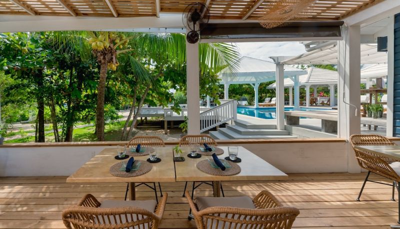 Bar - Barefoot Cay Resort