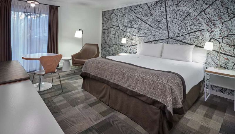 Camera - Coast Canmore Hotel And Conference Centre