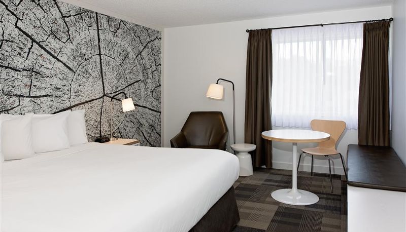 Camera - Coast Canmore Hotel And Conference Centre