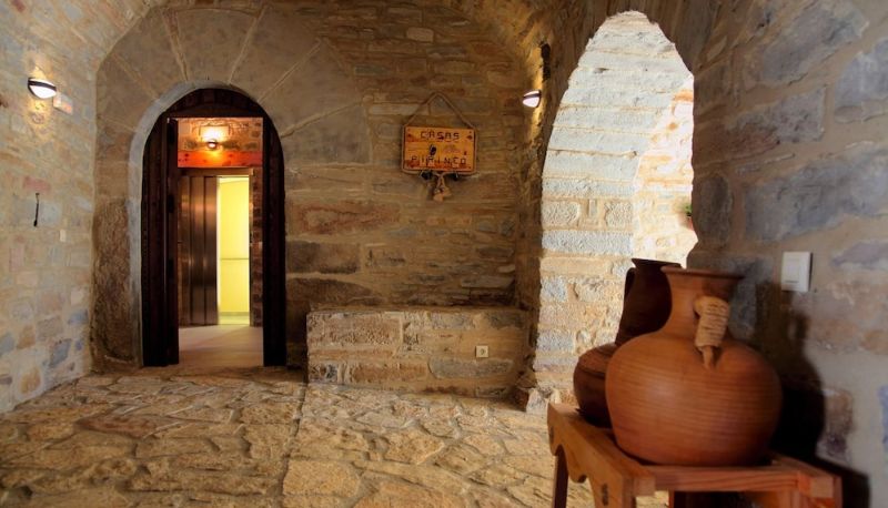 Info - Casas Pirineo Aínsa: Pool & Garden
