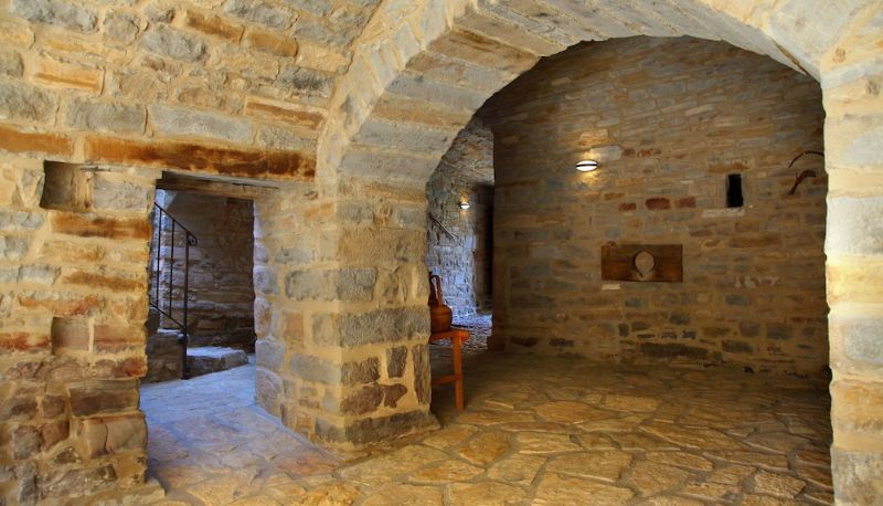 Lobby - Casas Pirineo Aínsa: Pool & Garden