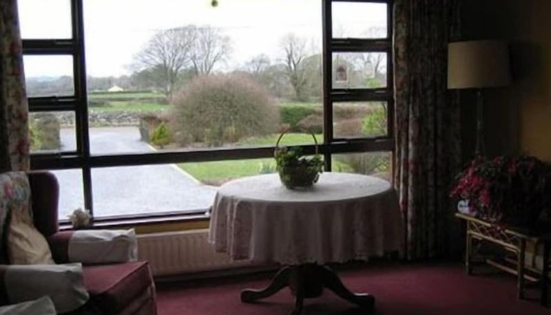 Info - Hillcrest Country Home