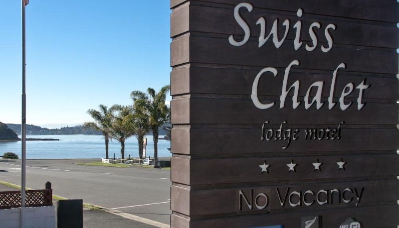 Buitenruimte van het hotel - Swiss Chalet Lodge Motel