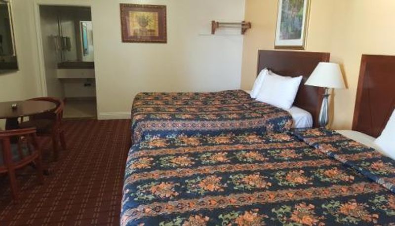 Room - Royal Inn Motel Long Beach