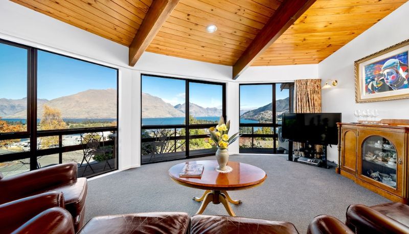 Hall - Balmoral Lodge