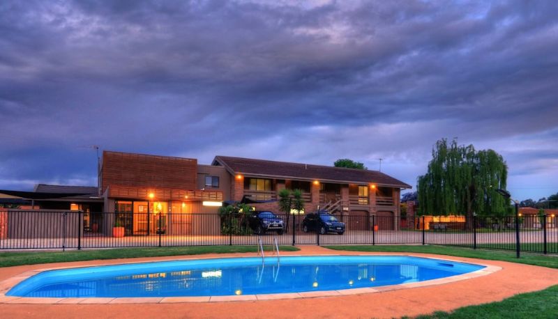 Havuz - Motel Meneres
