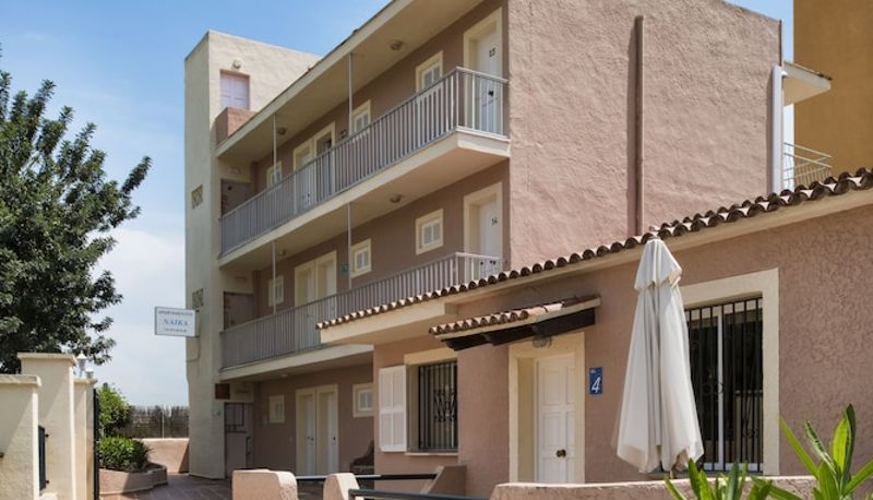 Buitenruimte van het hotel - Naika Studios & Apartments