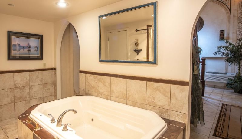 Standart oda - The Anniversary Inn Logan