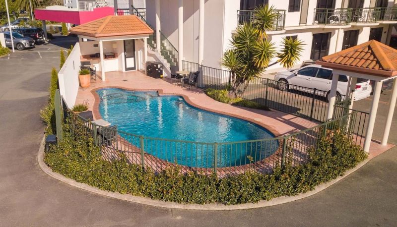 Basen - Palms Motel