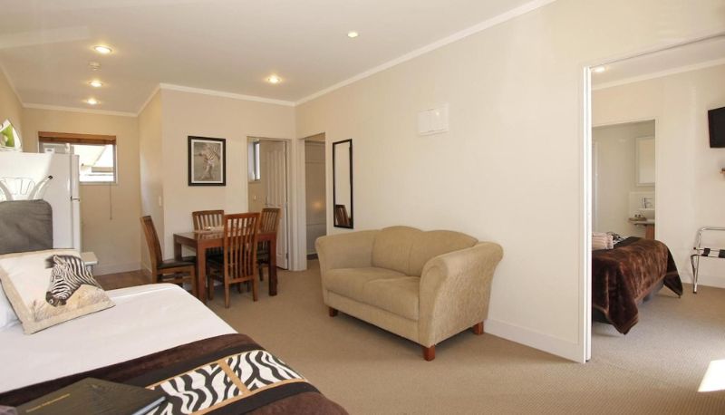 Info - Big Five Motel