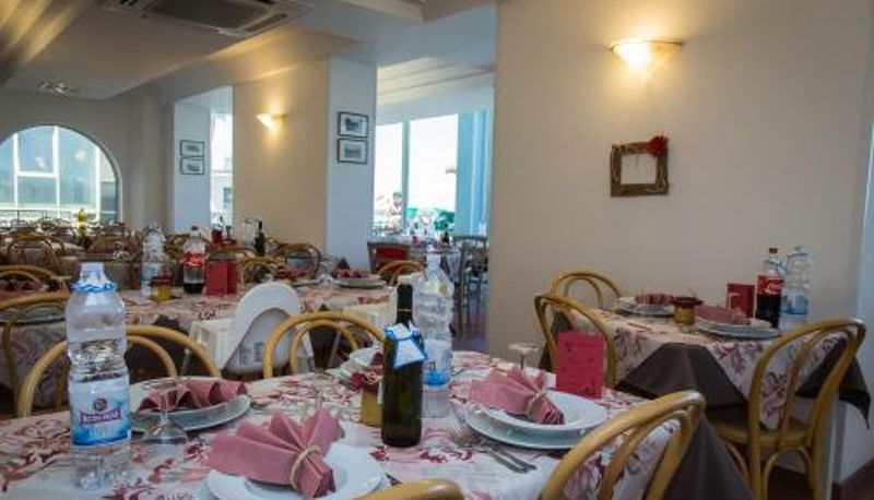 Salle de petit-déjeuner dans le restaurant - Hotel Sayonara