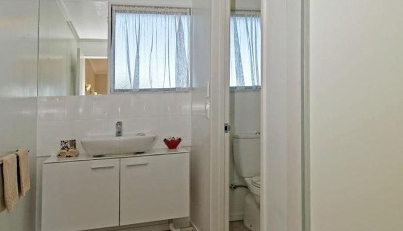 Bathroom - Airport Harbour View Motel