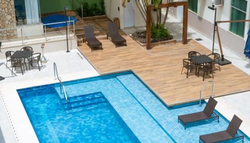 Piscina - Hotel Equinocios Executive
