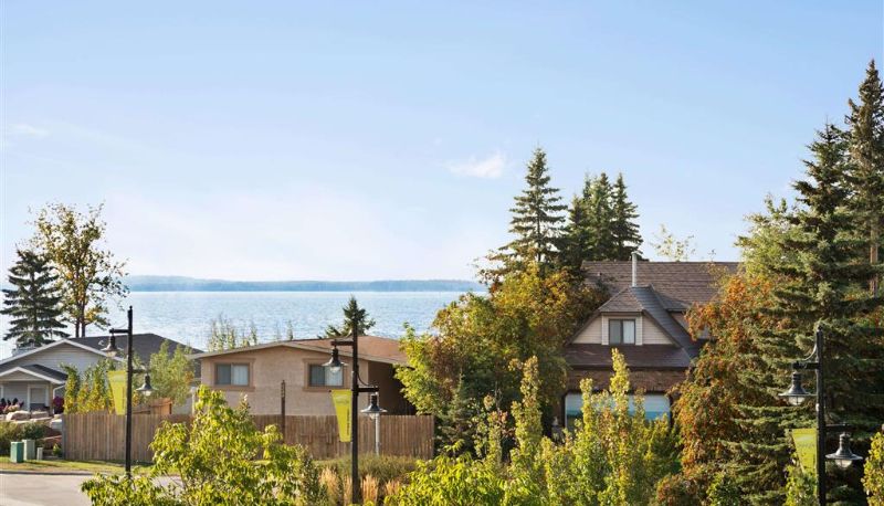 Camera - Days Inn by Wyndham Sylvan Lake
