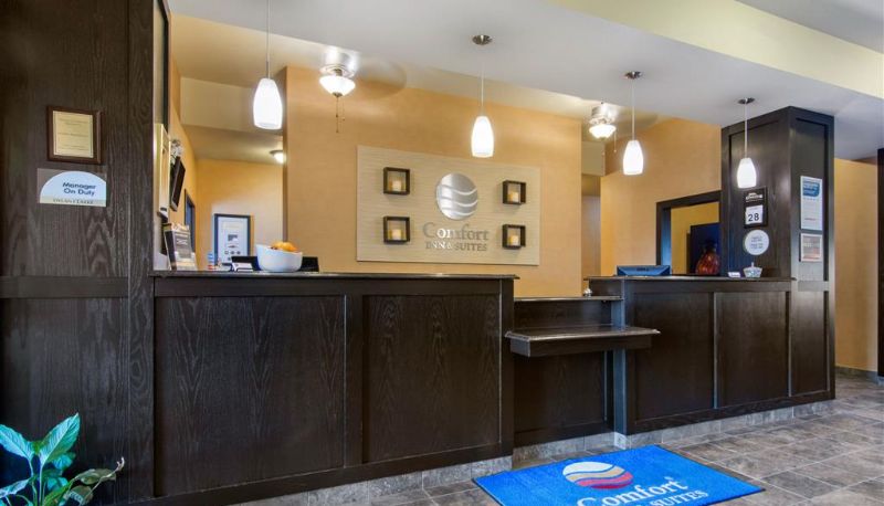 Hall - Comfort Inn & Suites