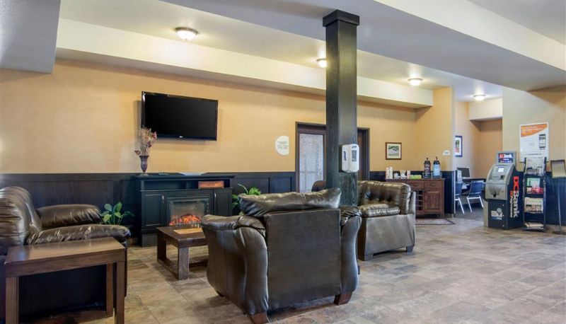 Hall - Comfort Inn & Suites