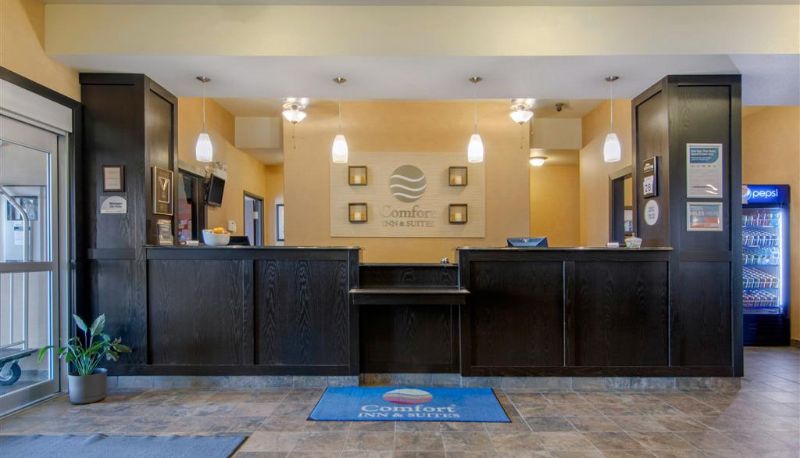Hall - Comfort Inn & Suites