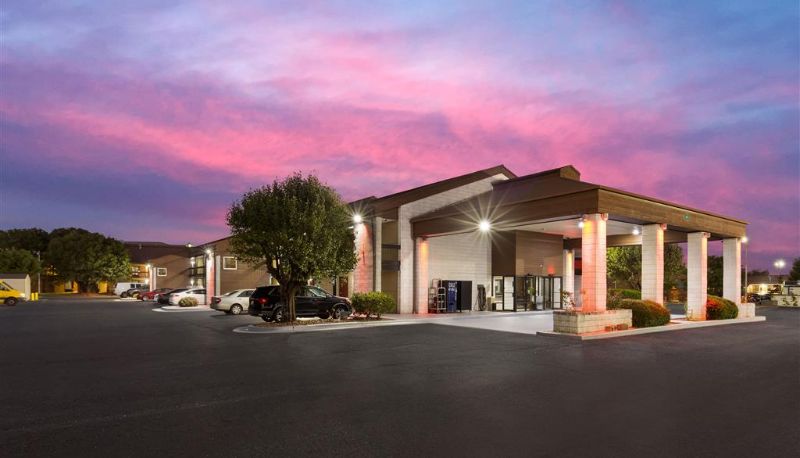 Außenansicht - Econo Lodge Madison Airport