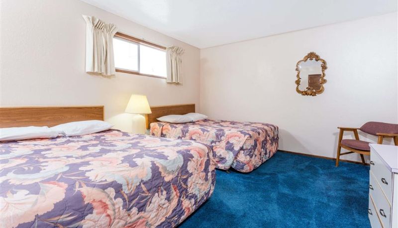 Suite - Knights Inn Boardman