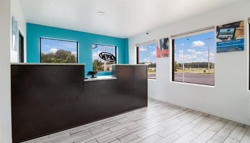 Hall - Motel 6 Metropolis IL