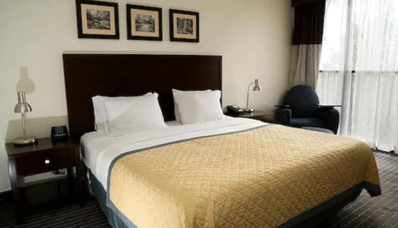 Camera standard - Edward Hotel North York