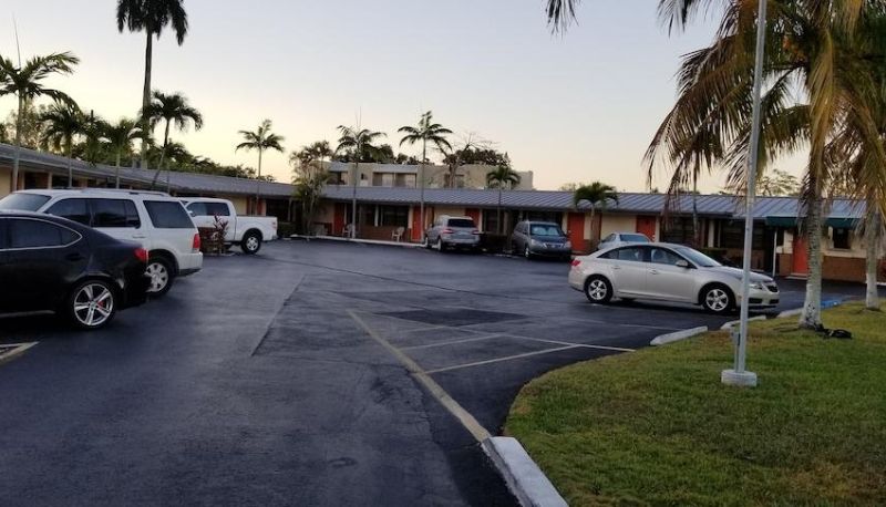 Hotel outdoor area - Deluxe Inn Motel