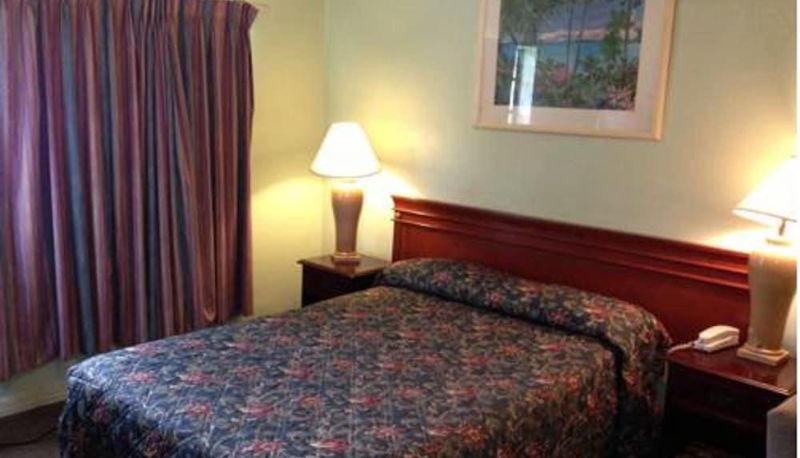 Standard room - Deluxe Inn Motel