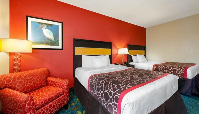 Zimmer - La Quinta Inn & Suites by Wyndham Leesville Ft. Polk