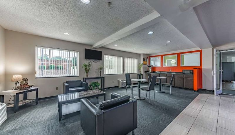Hal - MOTEL 6 CHARLOTTE UNIVERSITY