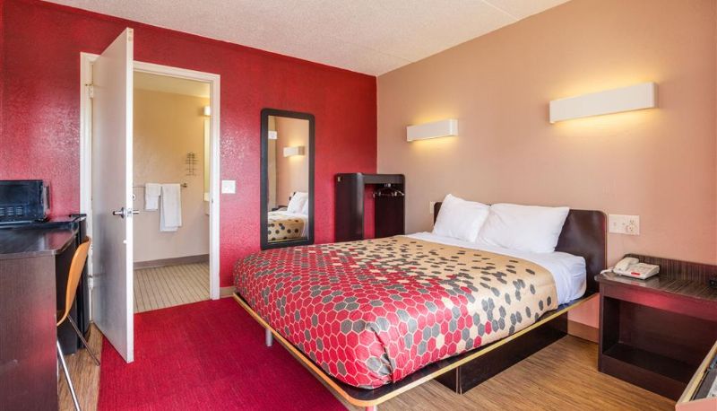 Zimmer - Econo Lodge Inn & Suites