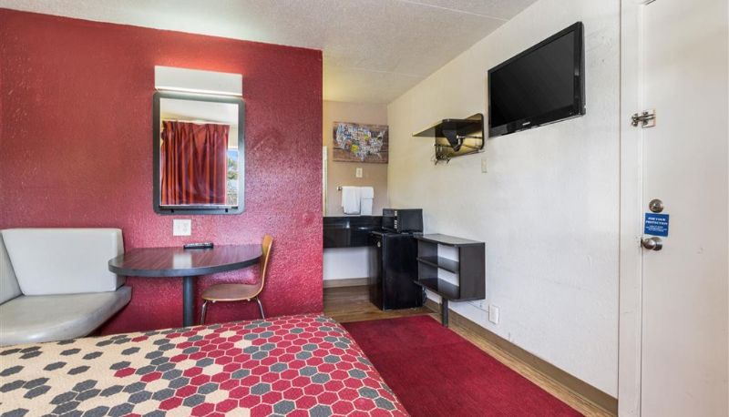 Camera - Econo Lodge Inn & Suites