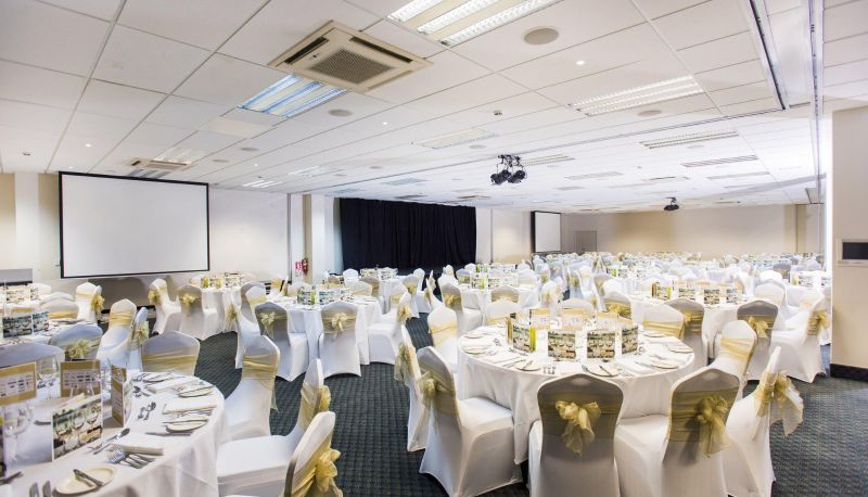 Sala de conferencias - EMERALD HOTEL