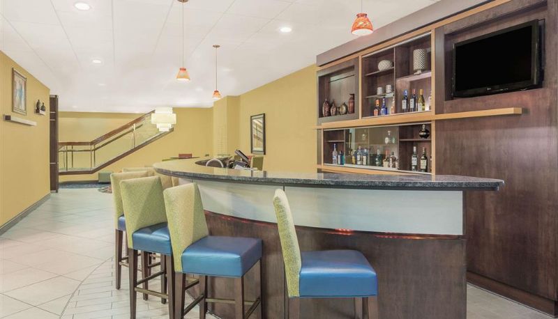 Bar - Ramada Plaza by Wyndham Fayetteville Fort Bragg Area