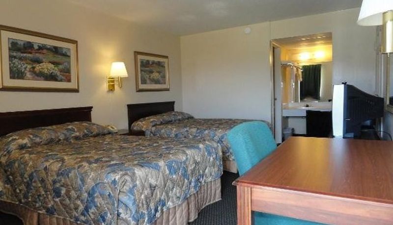 Room - Red Carpet Inn Terre Haute