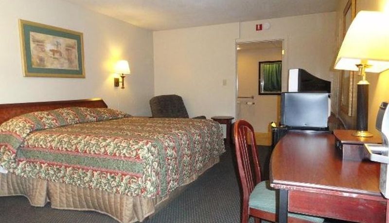 Room - Red Carpet Inn Terre Haute