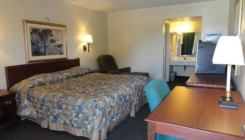 Room - Red Carpet Inn Terre Haute